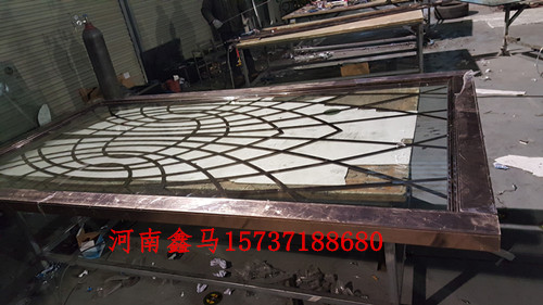 飛鳳入家不銹鋼屏風(fēng)制作現(xiàn)場.jpg