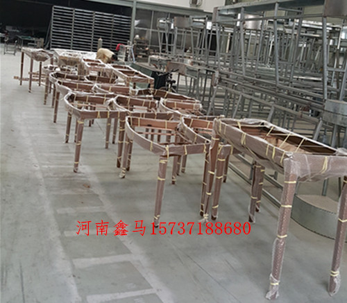老鳳祥“中華鳳鳴”系列珠寶展柜制作現(xiàn)場(chǎng).jpg