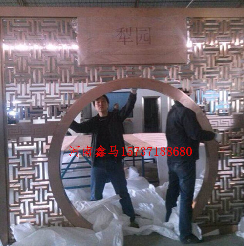 帝臨梨園不銹鋼屏風(fēng)現(xiàn)場(chǎng)安裝照片.jpg