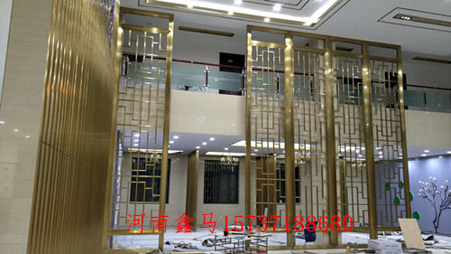 河南鑫馬工作人員安裝不銹鋼屏風(fēng)現(xiàn)場圖.jpg