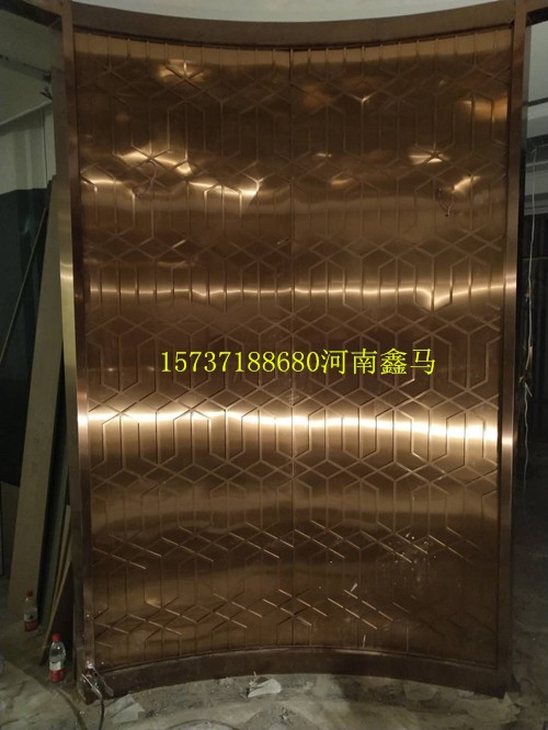 鄭州市河南鑫馬不銹鋼制品有限公司現(xiàn)場(chǎng)安裝弧形不銹鋼屏風(fēng)